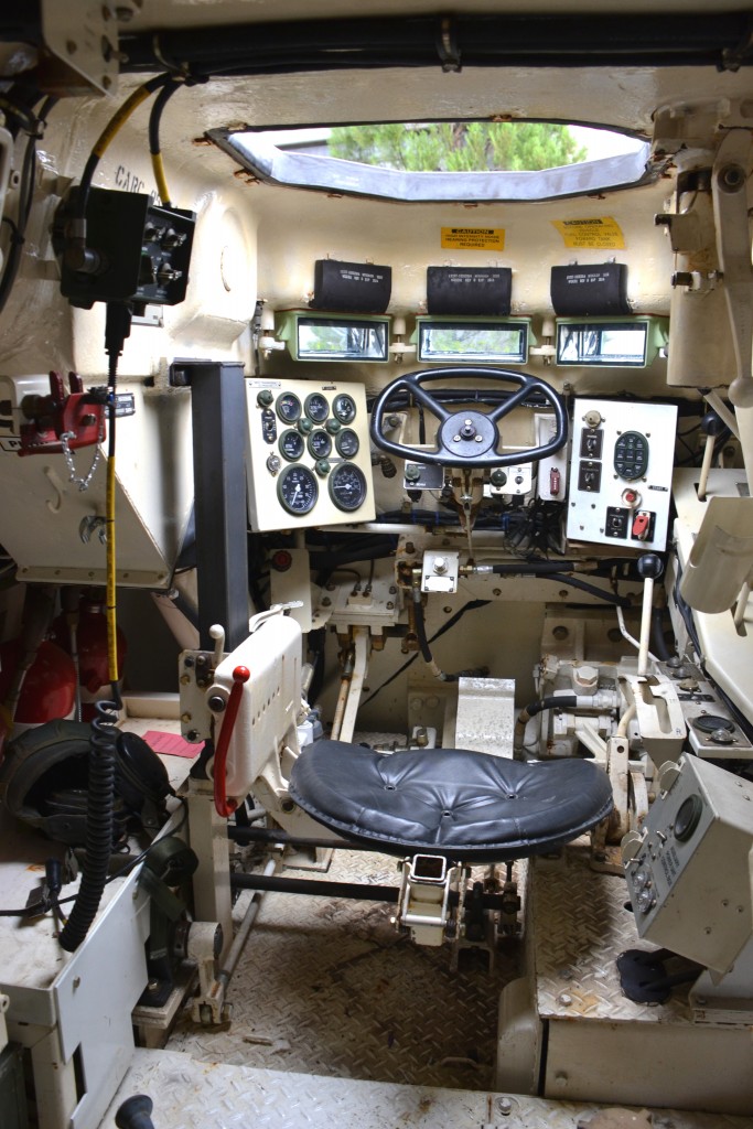 Detalhe do compartimento do condutor do M88 A1 [Imagem: Hélio Higuchi)