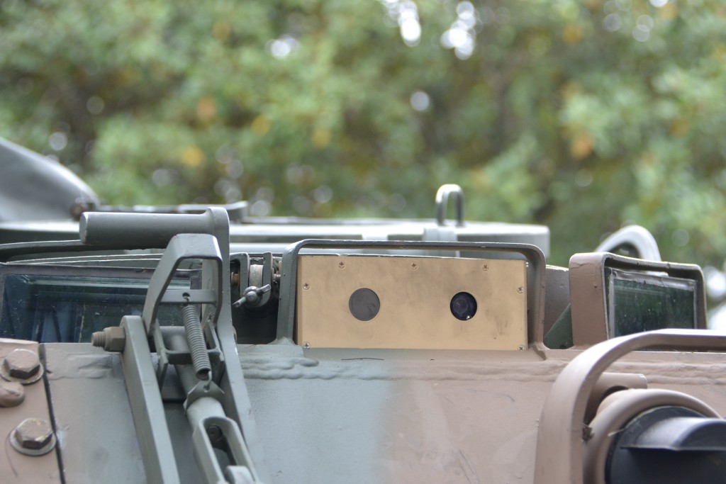 Detalhe da parte externa M113-BR equipado com o periscópio QT M17 Day/Thermal [Imagem: Hélio Higuchi)