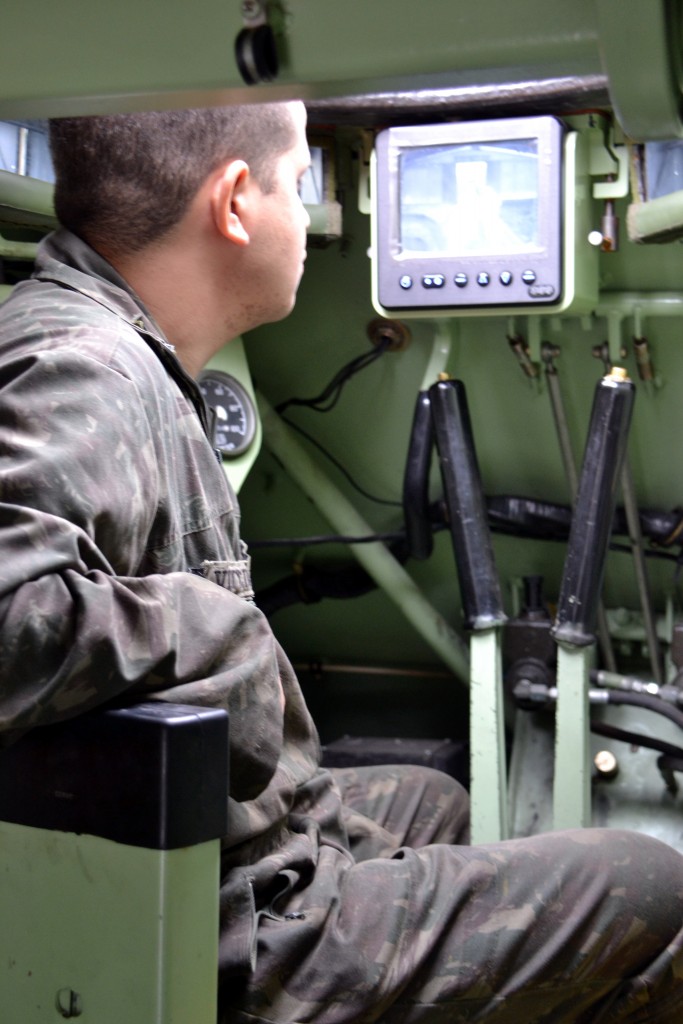 A cabine do condutor de um M113-BR equipado com o monitor do visor QT M17 [Imagem: Hélio Higuchi) 