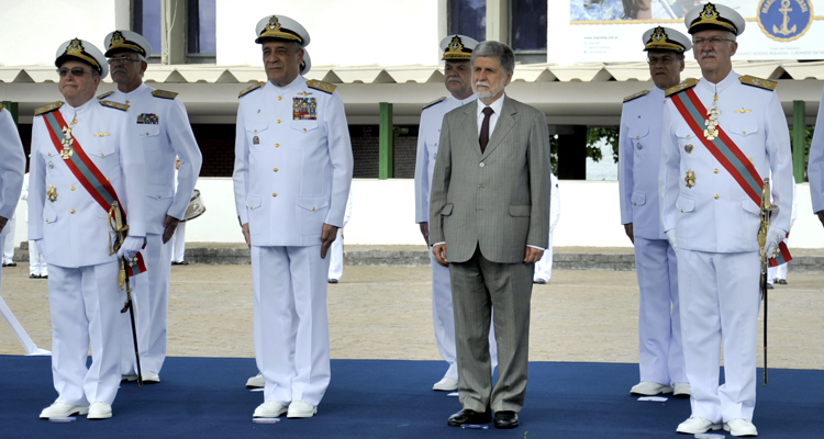 Da direita para a esquerda: Almirante Guerra, novo chefe do EMA, Almirante Moura Neto, comandante da Marinha, Celso Amorim, ministro da Defesa, e almirante Carlos Augusto, que passará ao STM. (Imagem: Ministério da Defesa)