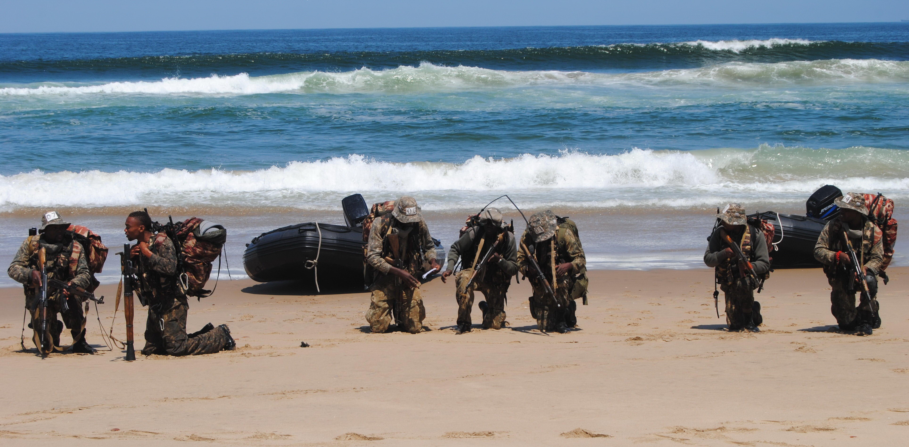 Já na praia, os alunos do Ades-Bas-OpEsp, armados com fuzis AK calibre 7,62x39mm e lançadores de granadas-foguete RPG-7, preparam-se para o deslocamento de 14 km até a fictícia base de piratas. (Imagem: Comando Geral do Corpo de Fuzileiros Navais)