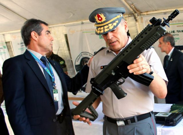 Durante a visita ao QGEx, o General Ovideo também conheceu armas e equipamentos de fabricação brasileira. (Imagem: Exército Brasileiro)
