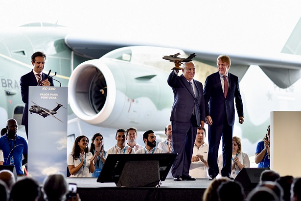 CEO da OGMA, Rodrigo Rosa, (esquerda), o primeiro-ministro de Portugal, António Costa, centro e o CEO da Embraer D&S, Jackson Schneider, na direita. (Imagem: OGMA)