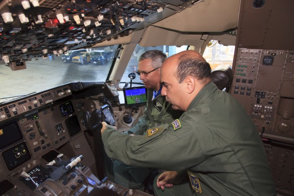 Tenente-brigadeiro Rossato e tenente-coronel Luiz conhecem a cabine de pilotagem do FAB 2900 (Imagem: Agência Força Aérea)