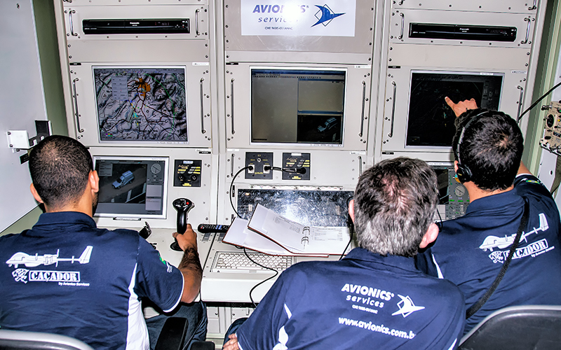 Os pilotos da Avionics Services nos controles do Caçador durante o voo. a esquerda, e possível ver na tela o mapa da região de Botucatu, interior do estado de São Paulo. (Imagem: Roberto Caiafa)
