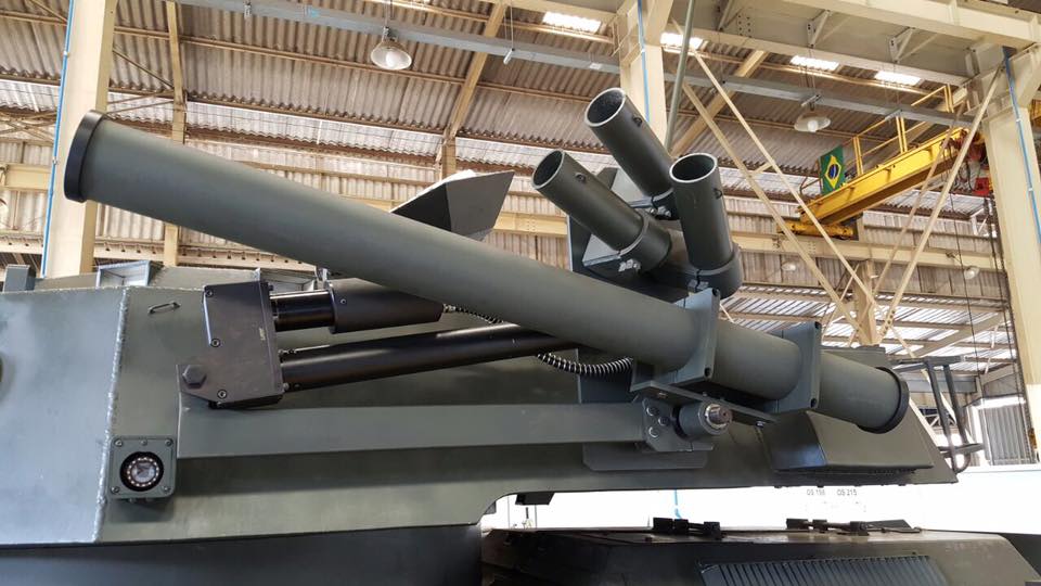 Detalhe do tubo selado que acomoda os mísseis MSS 1.2 na torre giratória de armamento do EE-9 Cascavél. (Imagem: Exército Brasileiro)