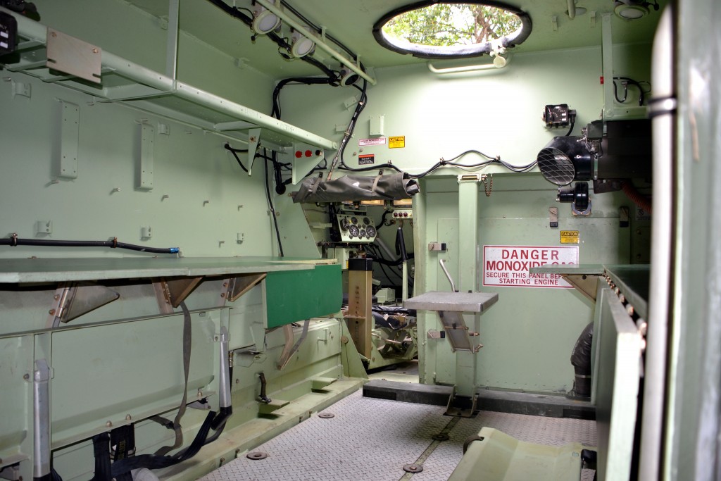 Foto do interior do M577 equipados com mesas dobráveis. (Imagem: Hélio Higuchi)