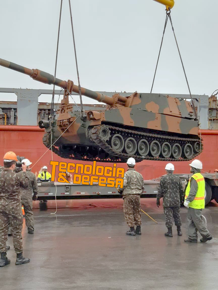 32 obuseiros autopropulsados Viaturas Blindadas de Combate Obuseiro Autopropulsado (VBCOAP) M109 A5+ BR Plus modernizados pela BAE Systems estão sendo desembarcados pelo Exército Brasileiro no porto do Rio Grande nesta sexta feira chuvosa, dia quatro de outubro de 2019. Os trabalhos estão sendo conduzidos pela Base de Apoio Logístico do Exército (Ba Ap Log Ex), por meio da Divisão de Importação e Exportação de Material (DIEM). Junto com esses obuseiros também estão sendo desembarcados oito viaturas blindadas especiais do tipo M88, de socorro e resgate, baseadas no chassis do VBC CC M60.