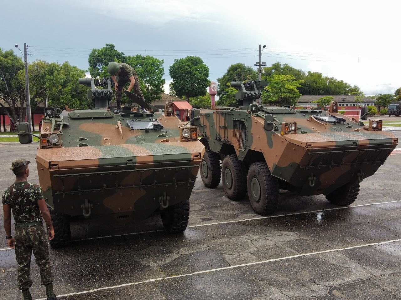 LO Exército Brasileiro envia 20 blindados para Roraima, em meio as