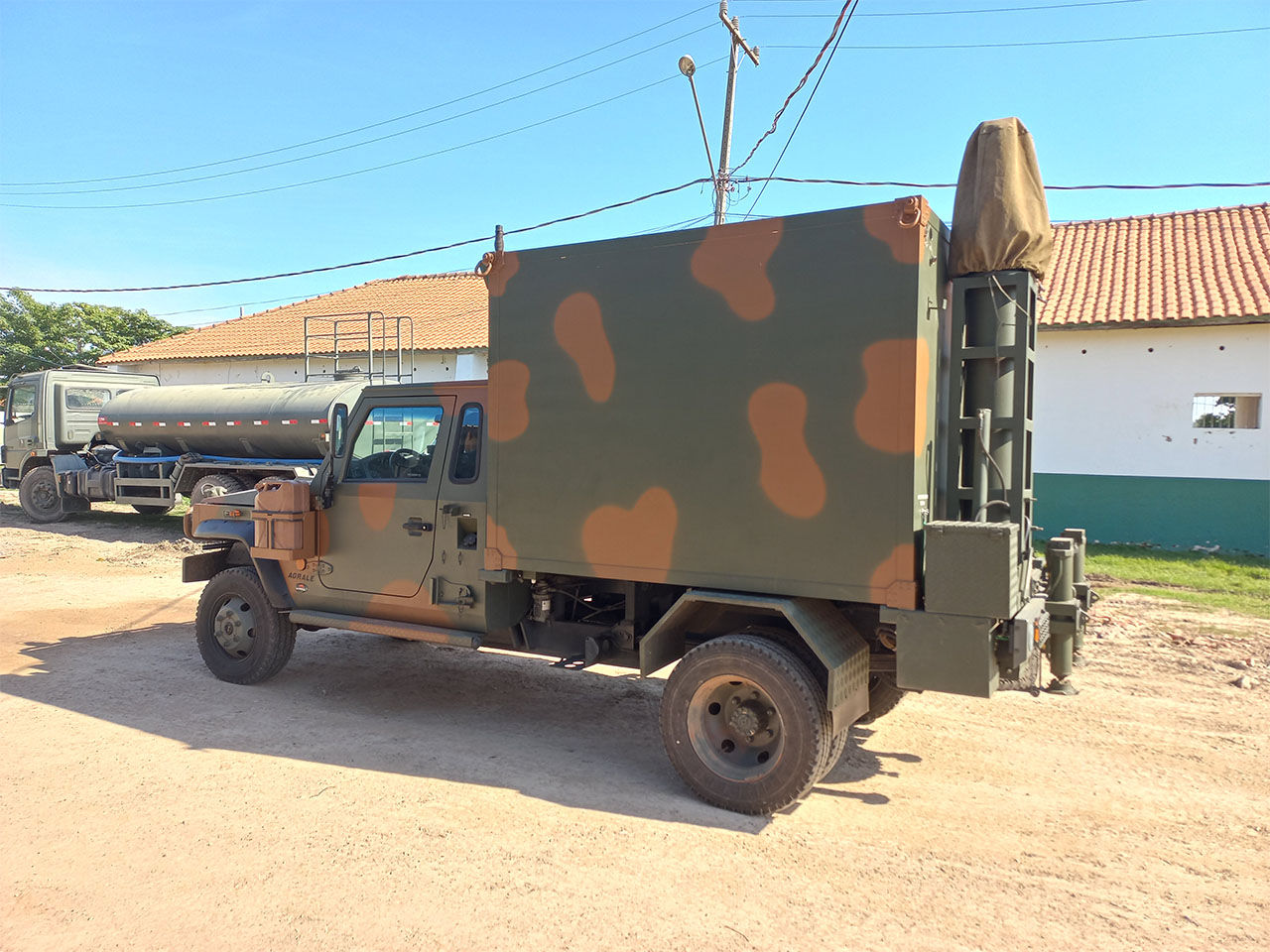 Exército coloca veículos blindados em Roraima na fronteira com a