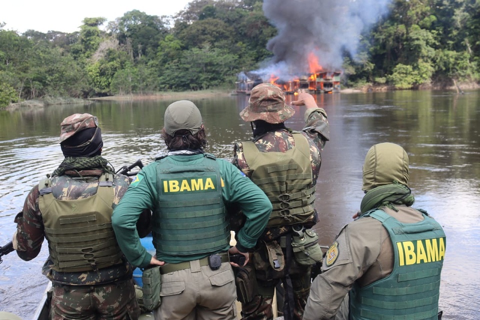 Para fugir da fiscalização, balsas de garimpo migram para Amazônia profunda  - 14/11/2022 - UOL TAB