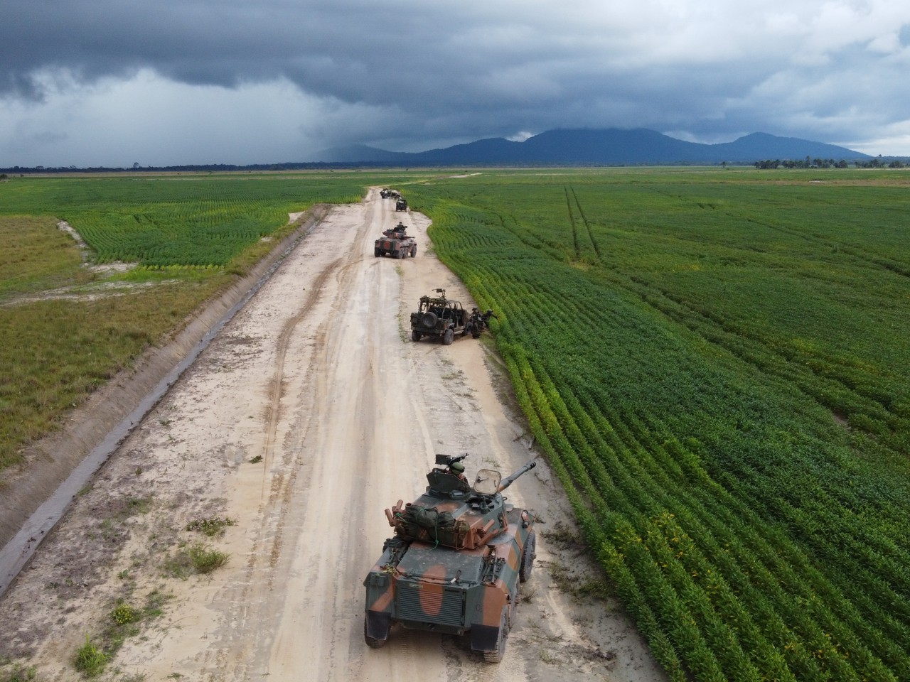 Exército coloca veículos blindados em Roraima na fronteira com a