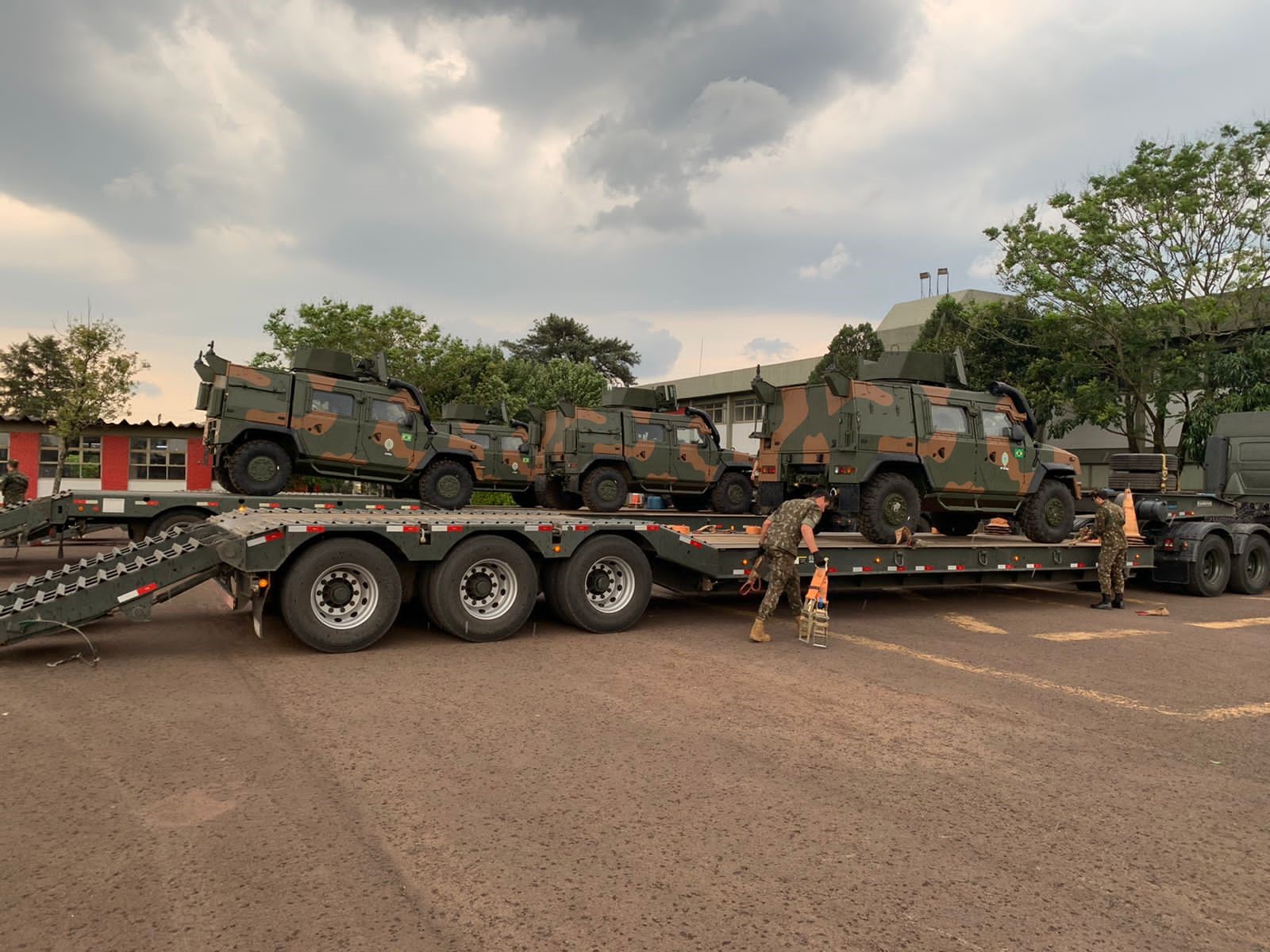 LO Exército Brasileiro envia 20 blindados para Roraima, em meio as