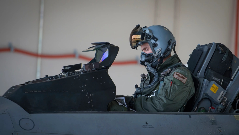 Piloto de caça F-16 Fighting Falcon da Força Aérea dos EUA. (Foto: Soldado Alexis P. Docherty/USAF)