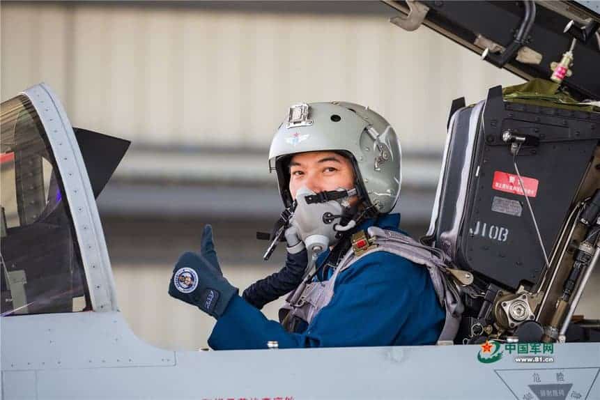 Piloto de caça J-10B Firebird da PLAAF. Foto via China Defence Blog.