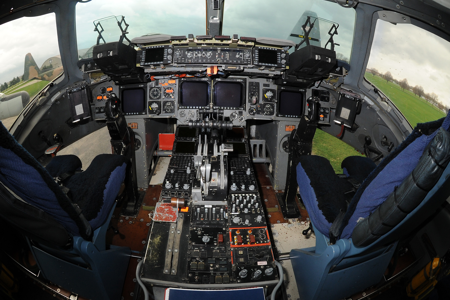 Cockpit do C-17 será modernizado com base em sistema de arquitetura aberta da Boeing. Foto: USAF/Divulgação.