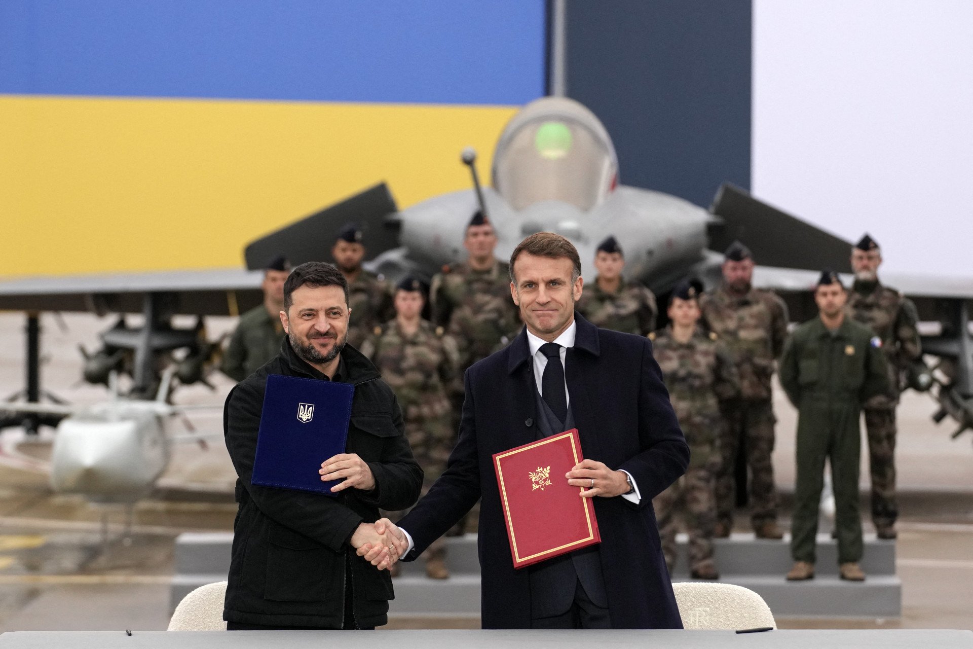 Zelensky assinou acordo para comprar 100 aviões Dassault Rafale, além dos 150 Gripens. Foto: Christophe Ena/AFP.