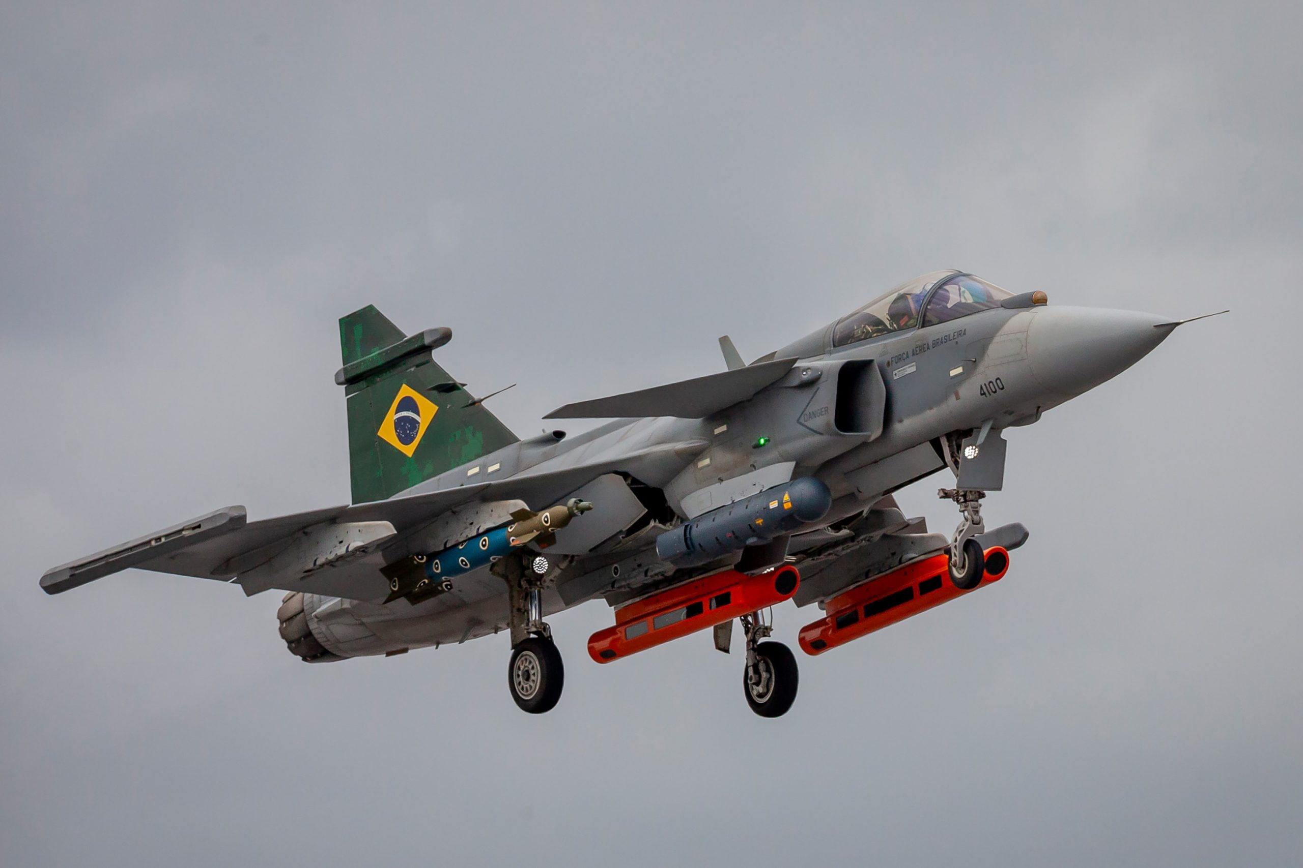 Durante a Operação Thor, F-39 Gripen lançou bombas convencionais da série Mk.80 e a bomba guiada a laser Lizard II. Foto: Sgt. Müller Marin/FAB/Divulgação.