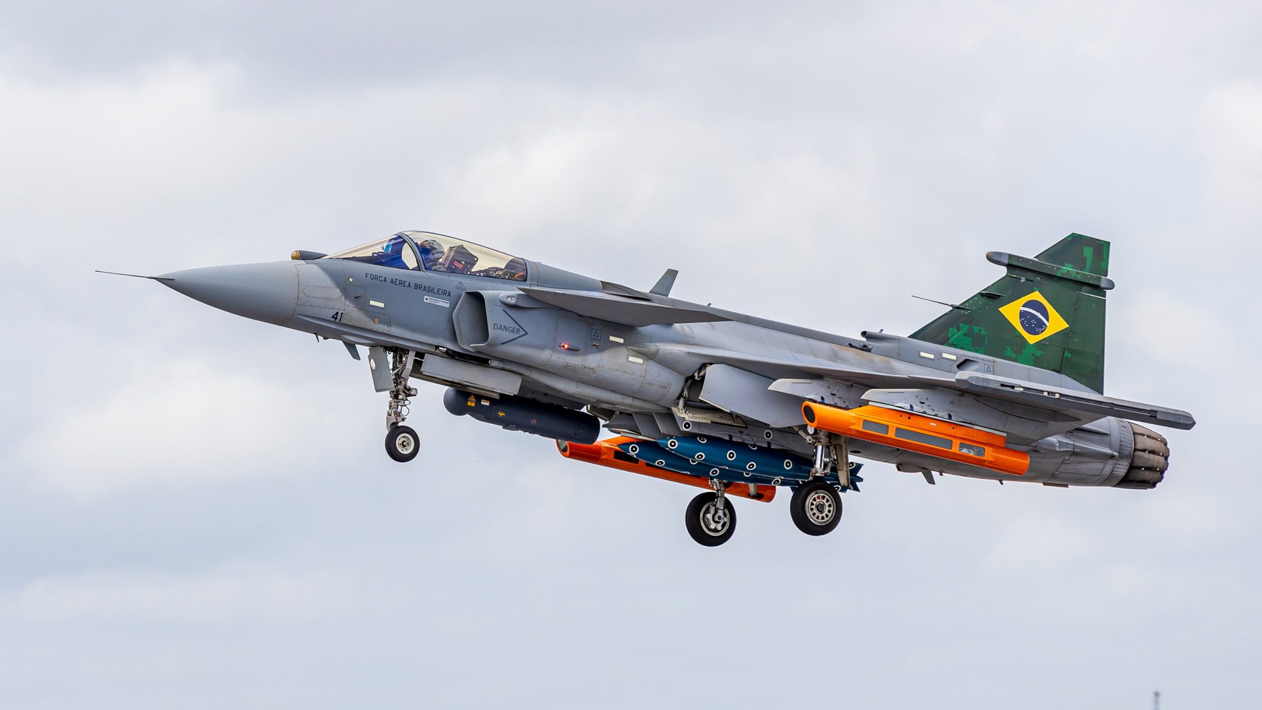 Duas bombas Mk.83 de 1000 libras são vistas nos pilones ventrais do F-39 4100. Foto: Sgt. Müller Marin/FAB/Divulgação. 
