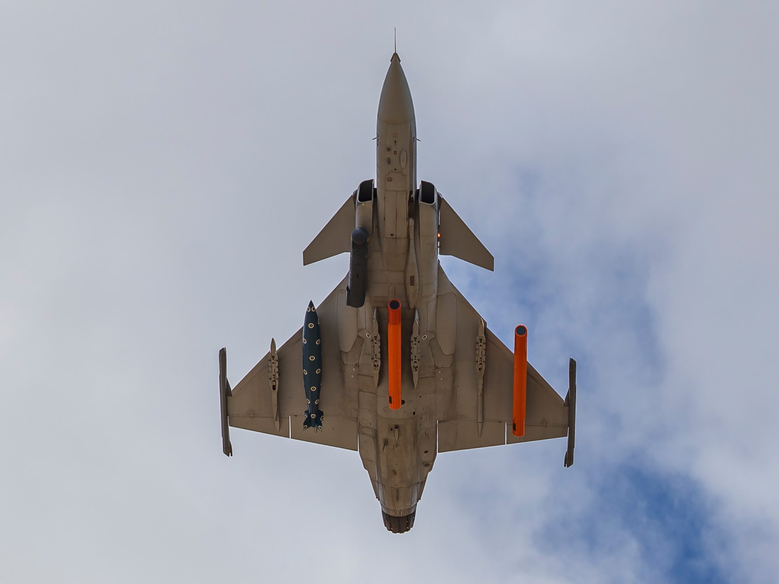 Operação Thor: F-39 Gripen carrega uma bomba inerte Mk.84 de 2000 libras. Foto: Sgt. Müller Marin/FAB/Divulgação.