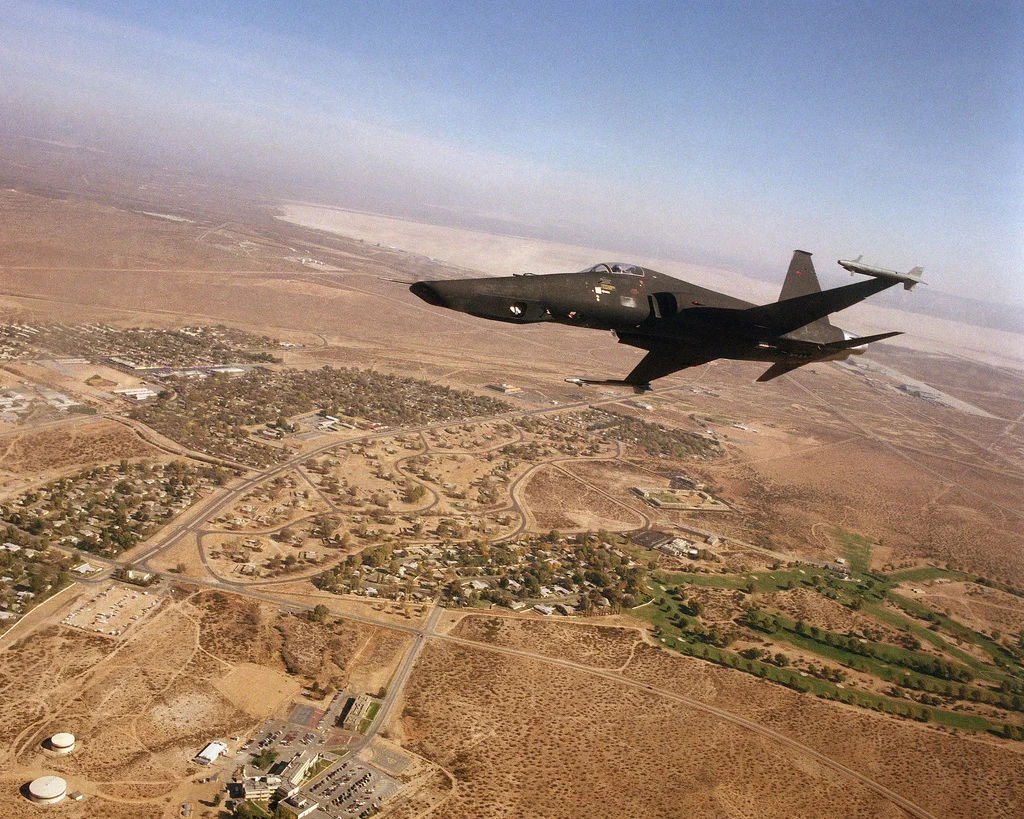 RF-5E sobrevoando a vila militar da base de Edwards. O nariz está configurado com o Pallet 3. Foto: US National Archives.