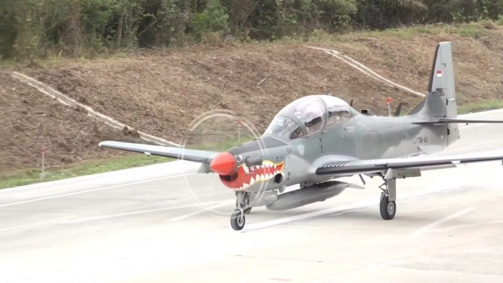Super Tucano e F-16 pousaram em uma rodovia pedagiada na Província de Sumtara. Foto via Lampung Geh News.