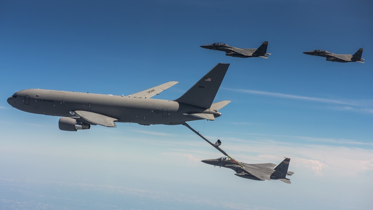 Apesar de problemas técnicos, KC-46 caminha para se tornar o principal avião-tanque da USAF. Foto: USAF.