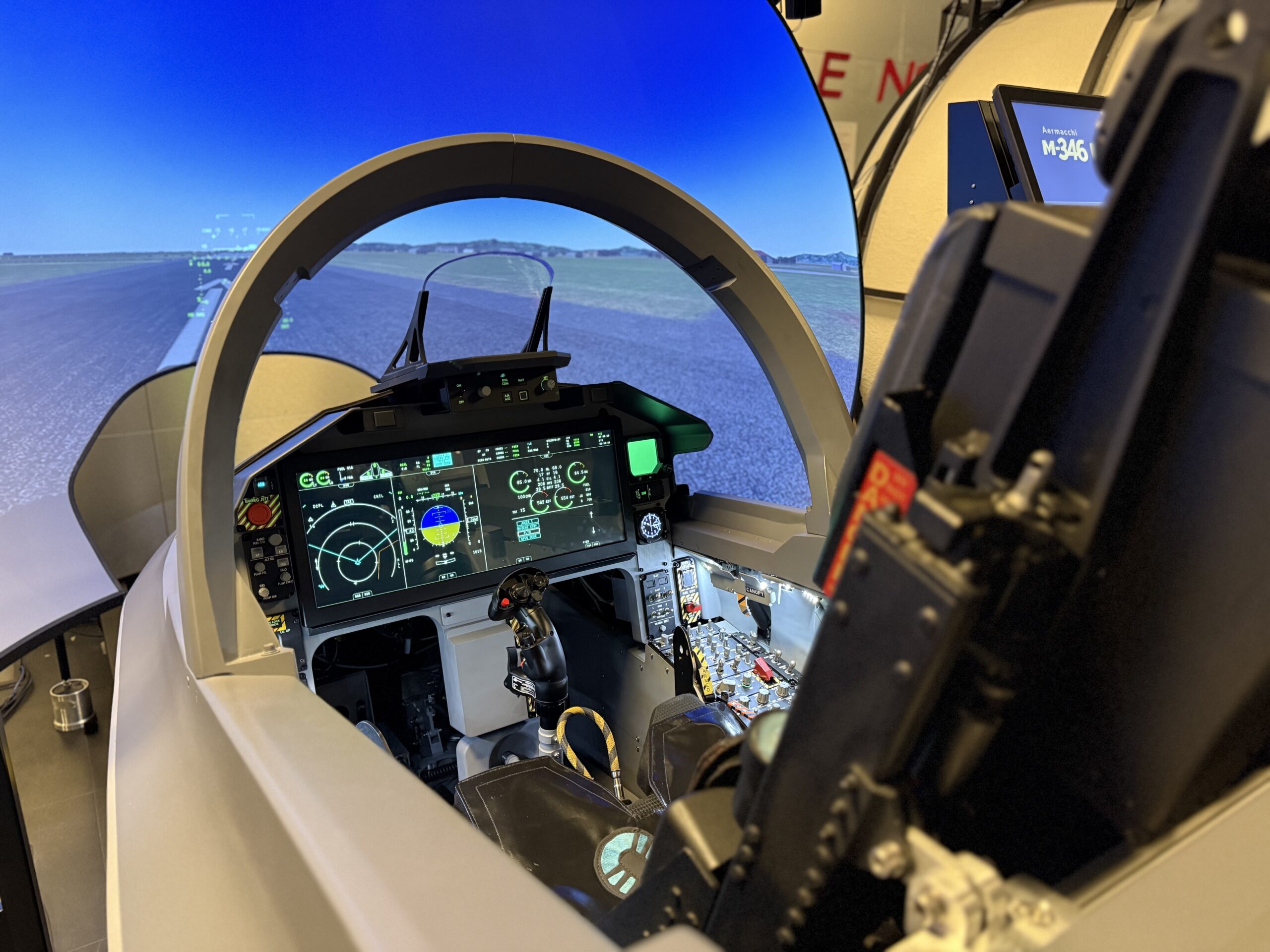 Novo cockpit do M-346F Block 20 inclui um display panorâmico. Foto: Leonardo/Divulgação.