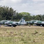 O 4858 em primeiro plano, liderando o elemento com o FAB 4867, prestes a decolar de Canoas durante o Exercício Tínia, em novembro de 2022. Foto: Gabriel Centeno.