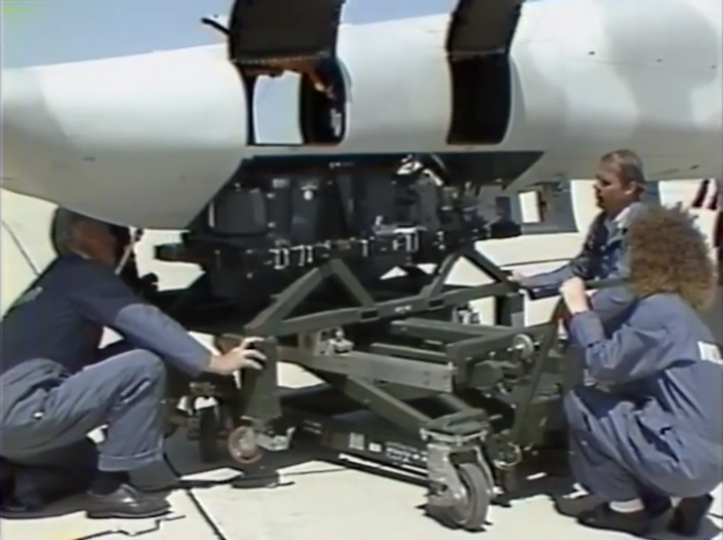 Os pallets eram carregados por baixo do nariz do RF-5, com o mesmo macaco hidráulico usado para carregar bombas e outros materiais. Imagem: Northrop via Peninsula Seniors.