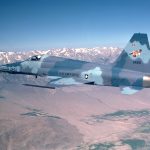 O 71-1420 como demonstrador do RF-5E. Detalhe para a marca do programa Tigereye na cauda. O demonstrador do RF-5E recebeu a mesma pintura dos F-5E/F da Força Aérea da Indonésia (TNI-AU). Foto: arquivos de John Shupek, via Skytamer