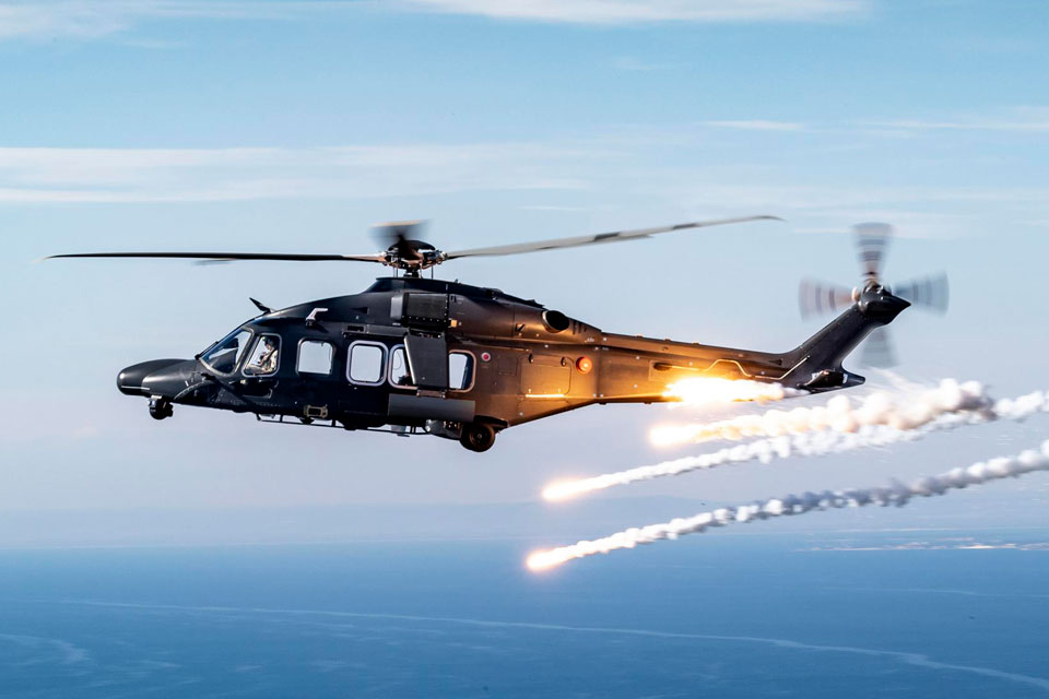 Leonardo AW149 disparando flares. Foto: Leonardo/Divulgação.