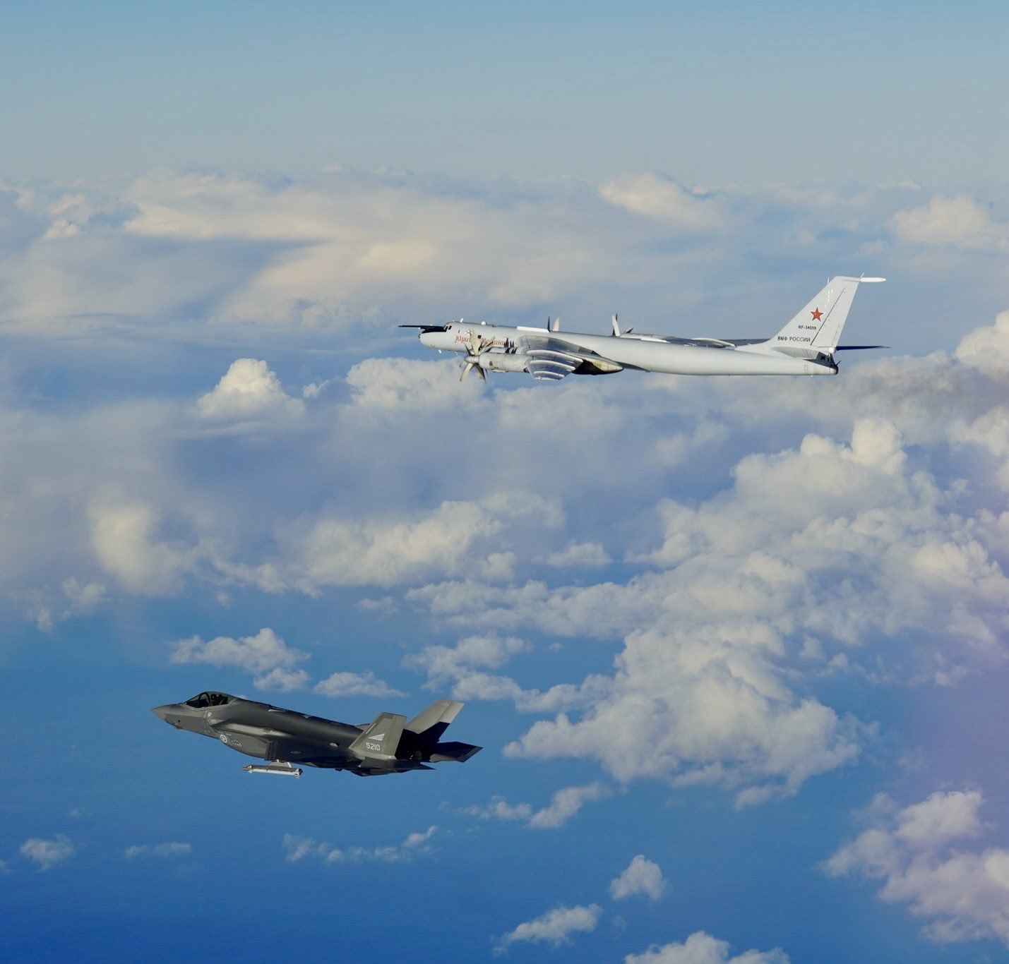 Março de 2025. Um F-35 norueguês intercepta um Tu-142 russo.  (Foto: OTAN).