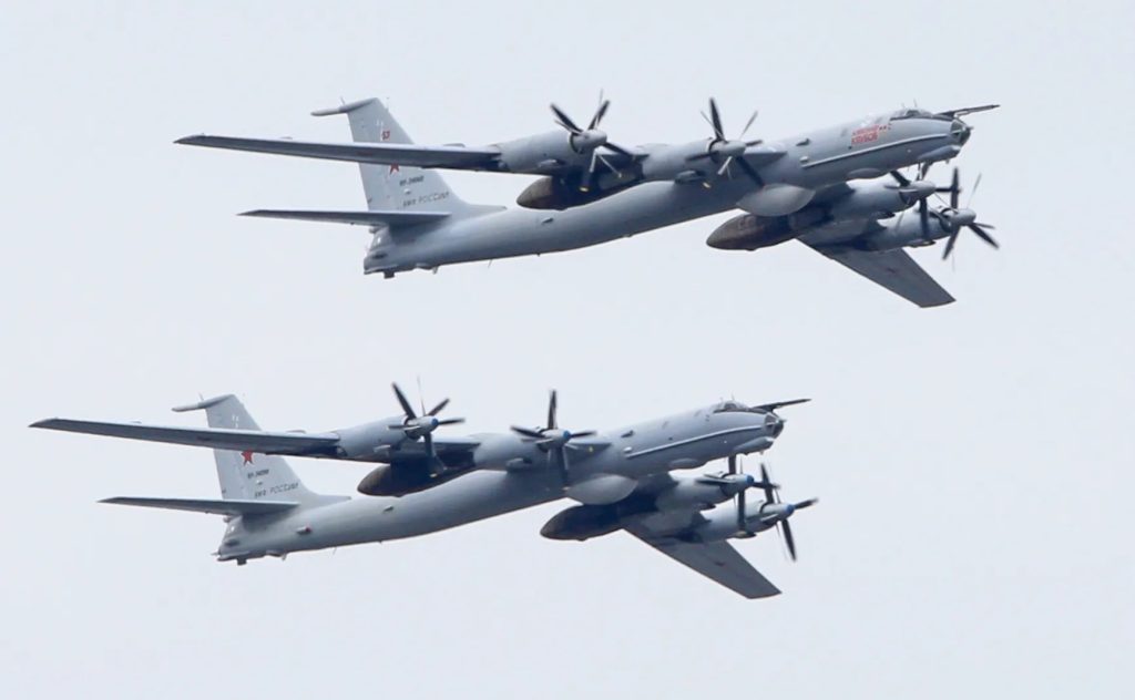 Tu-142 é a versão de patrulha marítima do bombardeiro nuclear russo Tu-95 Bear.