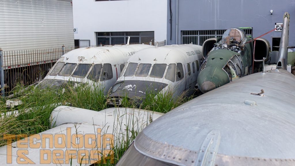 No pátio descansam aviões de patrulha marítima P-95, um caça-bombardeiro A-1, um jato U-35 e várias peças. Foto: Gabriel Centeno