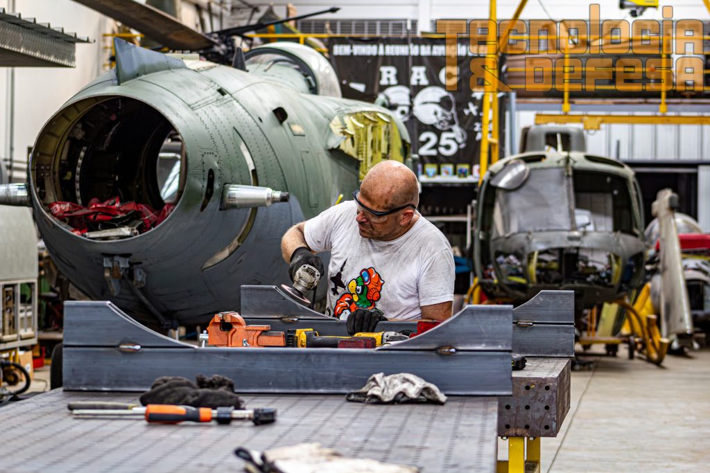 Entre aeronaves de várias eras, o restaurador trabalha para manter viva a história da aviação. (Foto: Gabriel Centeno)