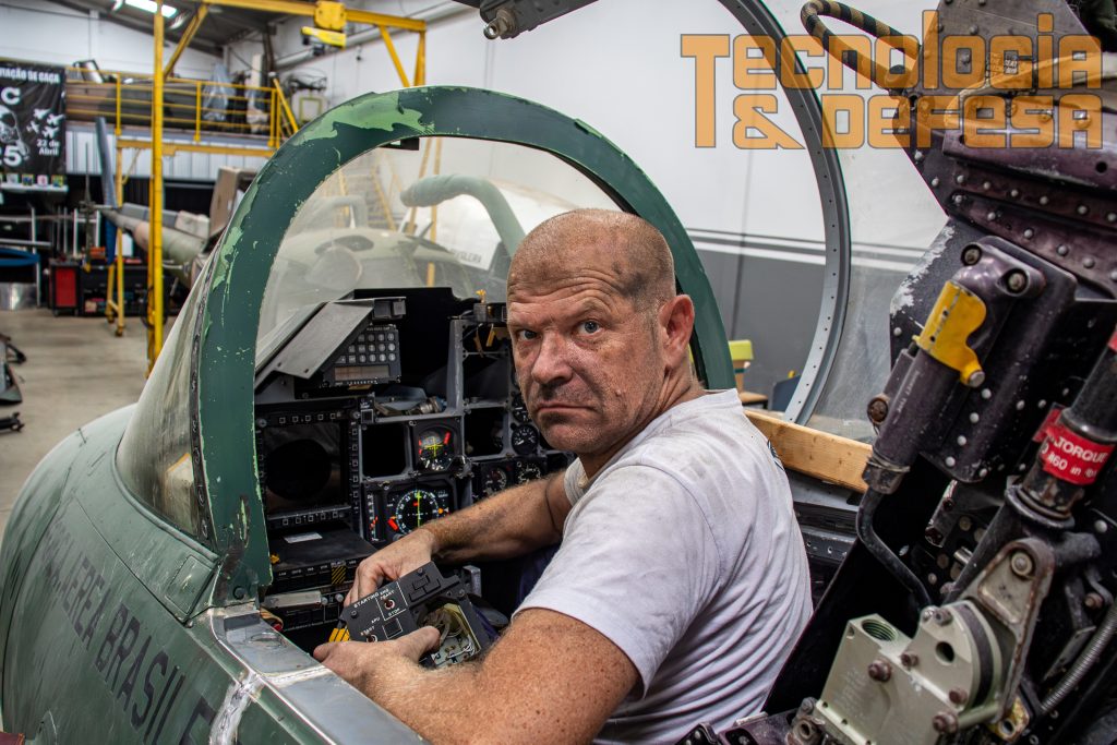 Aos 53 anos, Luciano Schneider já tem sua força aérea, com mais 30 aviões. Metade são caças A-1 AMX. (Foto: Gabriel Centeno)