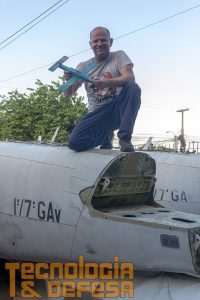 Schneider ainda tem o avião que fez aos 8 anos de idade. Foto: Gabriel Centeno