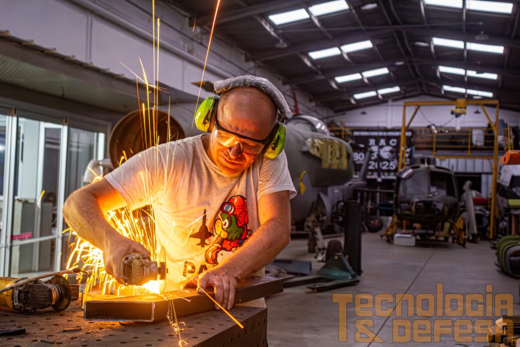 Apaixonado por aviação desde a infância, Luciano Schneider restaura aviões e helicópteros e já acumula mais de 30 aeronaves. Foto: Gabriel Centeno.