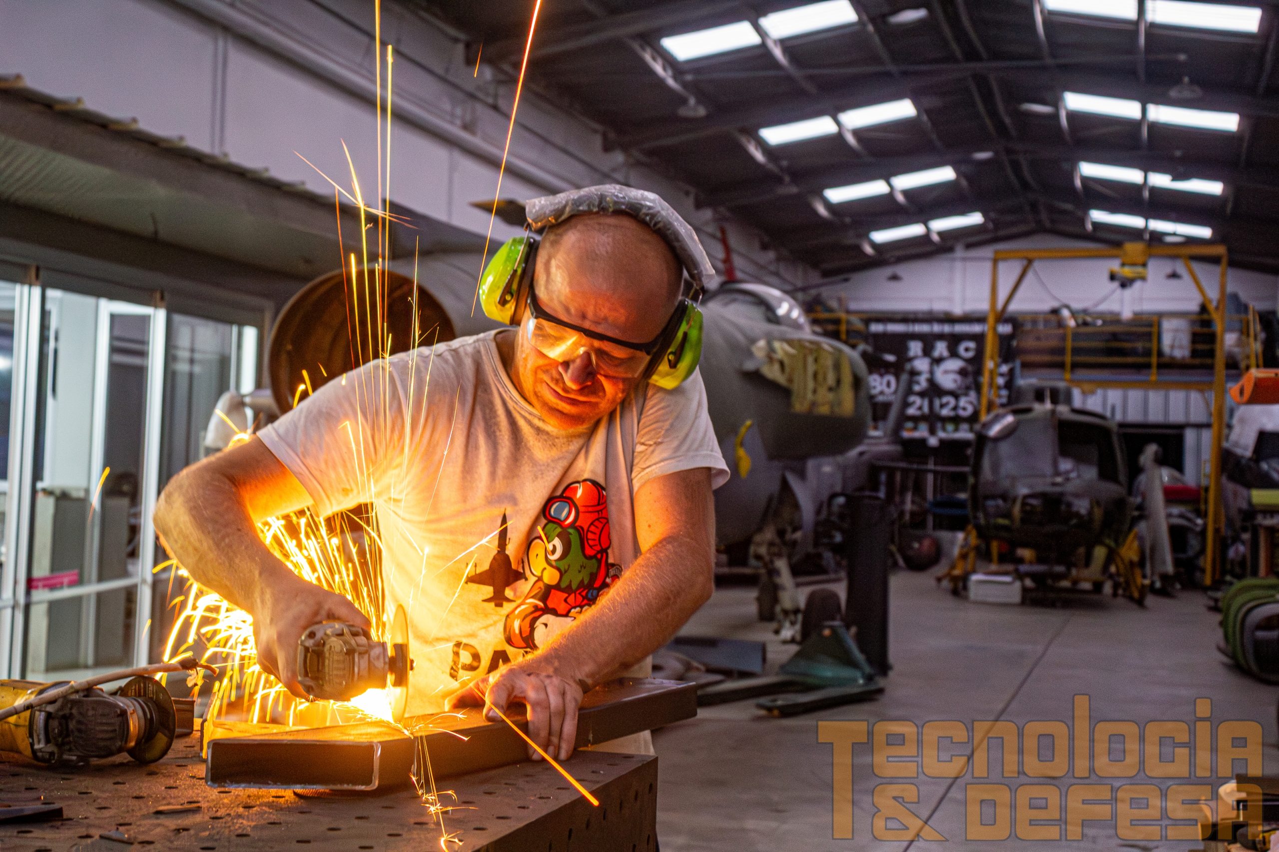 Apaixonado por aviação desde a infância, Luciano Schneider restaura aviões e helicópteros e já acumula mais de 30 aeronaves. Foto: Gabriel Centeno.