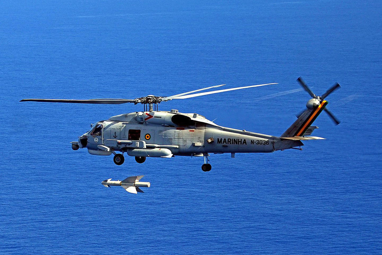 SH-16 Seahawk lançando um míssil antinavio AGM-119 Penguin.