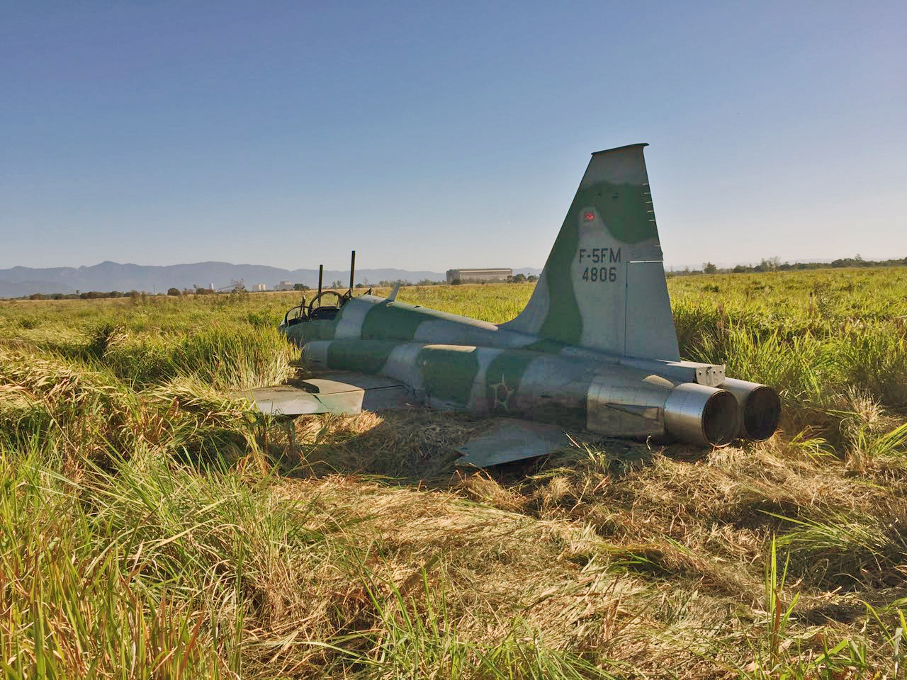O F-5FM Tiger II FAB 4806 após "pousar sozinho" em julho de 2016. Foto via site Poder Aéreo.