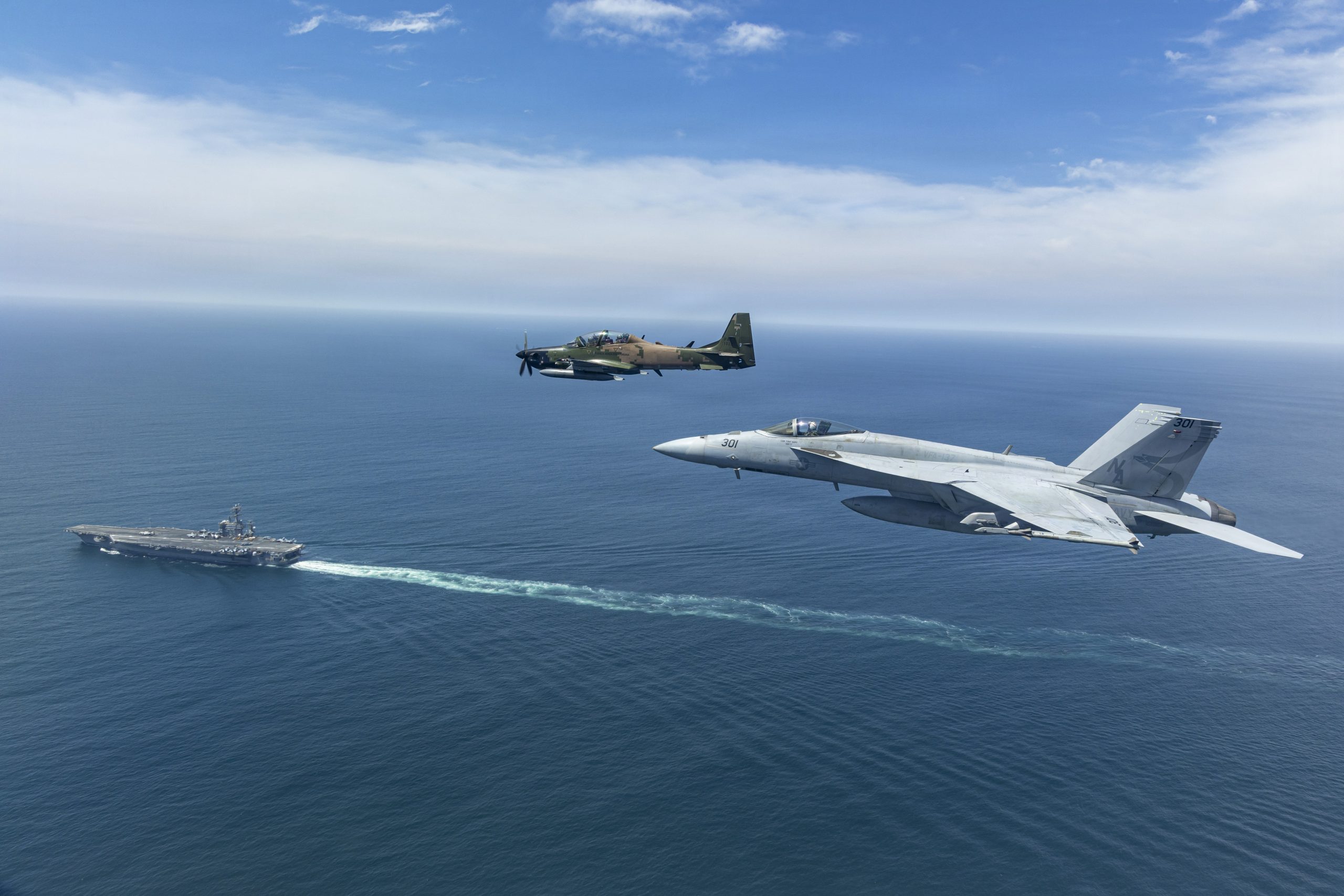 A-29 Super Tucano do Equador e F/A-18E Super Hornet da Marinha dos EUA sobrevoam o USS Nimtz durante a Southern Seas 2026. Foto: tenente William “Simple Will” Shortal/Marinha dos EUA/Divulgação)