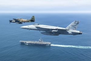 A-29 Super Tucano do Equador e F/A-18E Super Hornet da Marinha dos EUA sobrevoam o USS Nimtz durante a Southern Seas 2026. (Foto: tenente William “Simple Will” Shortal/Marinha dos EUA/Divulgação)
