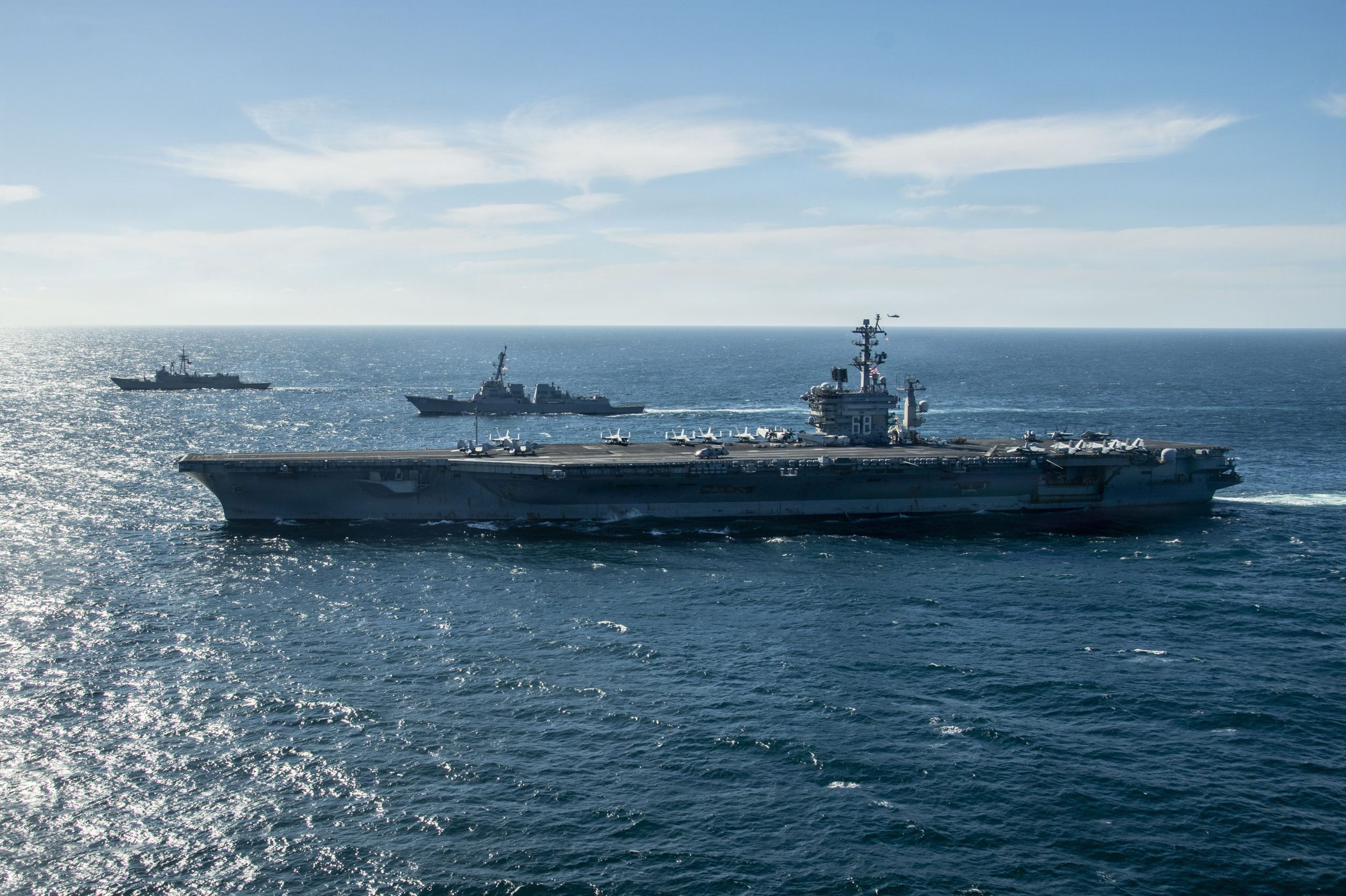 Porta-aviões nuclear USS Nimitz navegando com o destroyer USS Gridley e a fragata chilena Capitan Prat durante a Operação Southern Seas 2026. (Foto: Mass Communication Specialist 2nd Class Jaron Wills, US Navy)