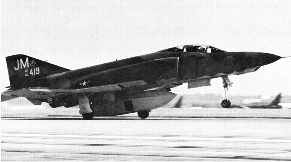 RF-4C carregando o pod G-139. A imagem mostra bem as dimensões do casulo, que parece grande mesmo debaixo do Phantom II. (Foto: Jay Miller via HistoryNet)