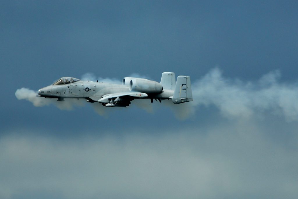 A-10 Thunderbolt II empregando o canhão GAU-8 Avenger de 30mm. (Foto: Sgt. Parker Gyokeres/USAF)