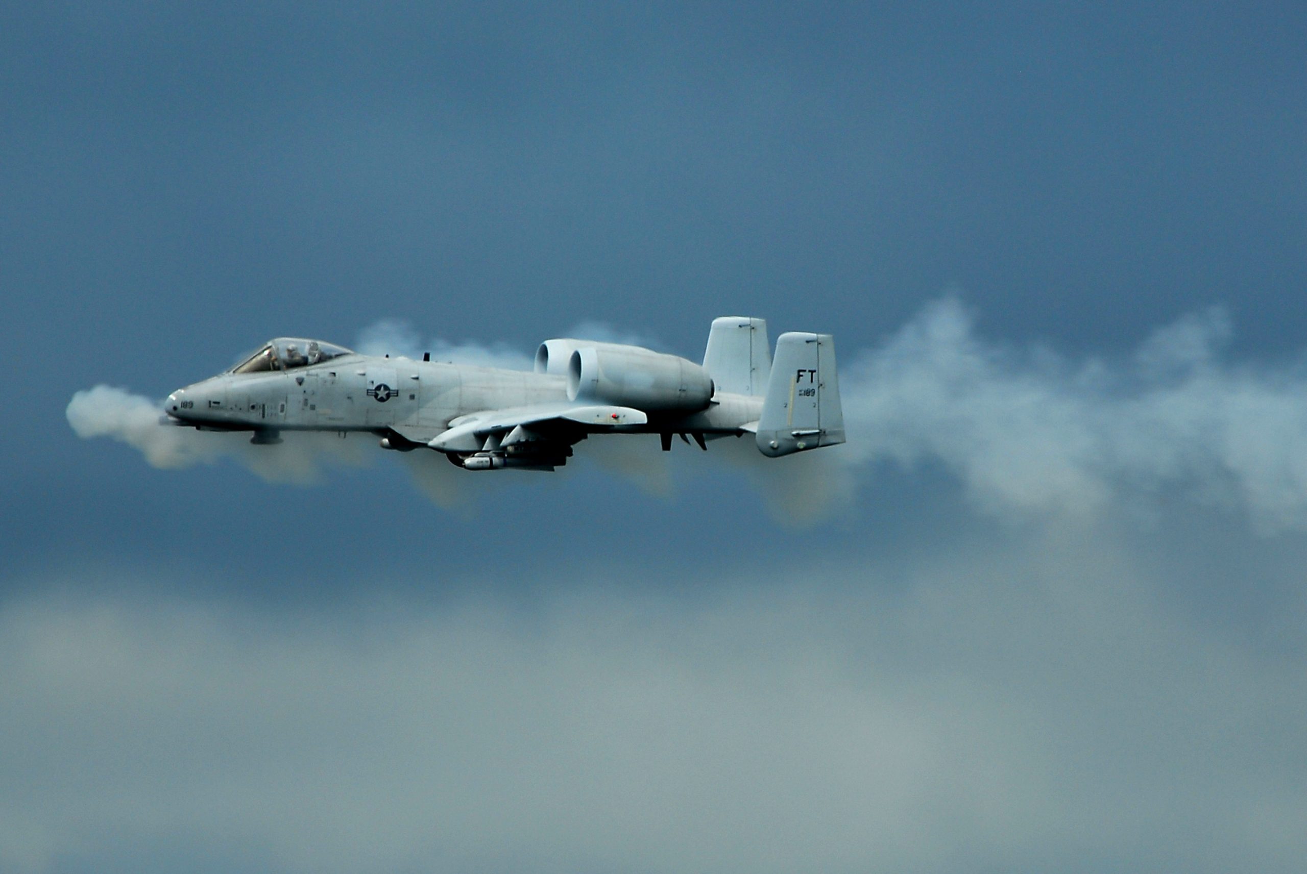 A-10 Thunderbolt II empregando o canhão GAU-8 Avenger de 30mm. (Foto: Sgt. Parker Gyokeres/USAF)
