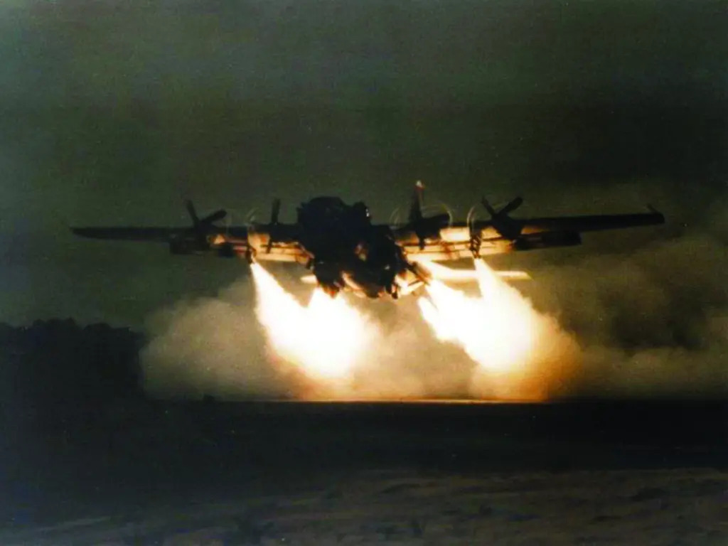 Uma modificação ousada de um C-130 guarda um paralelo interessante com a recente operação de resgate de um piloto dos EUA abatido no Irã. (Via Defense Media Network)