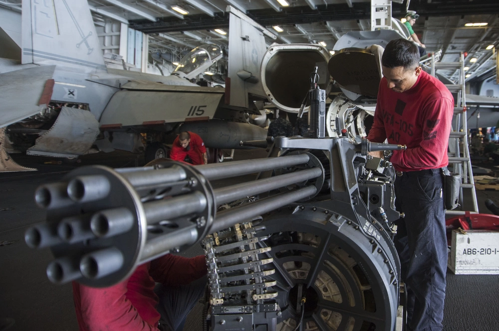 Especialista em armamento realiza manutenção de um canhão M61A2 Vulcan de um caça F/A-18 Super Hornet. Foto: Mass Communication Specialist Seaman Pasquale Sena/Marinha dos EUA/Divulgação)